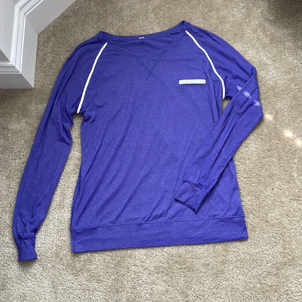Lululemon weightless long sleeved crew size 6.
